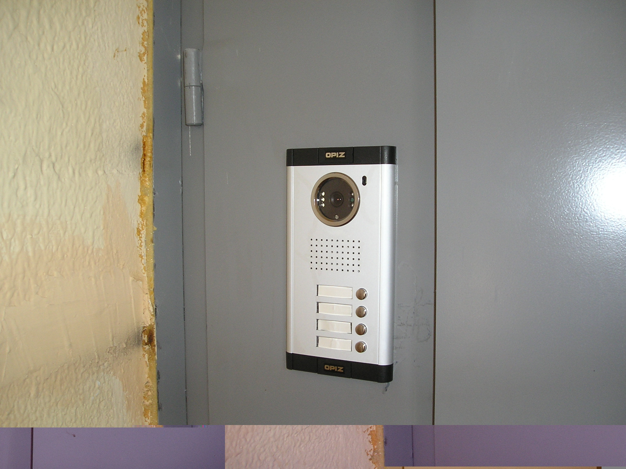 Установка проводного многоквартирного домофона с вызывной панелью ОР-D7D4-4 и двумя мониторами D6A8M2 в жилом доме в городе Подольск.